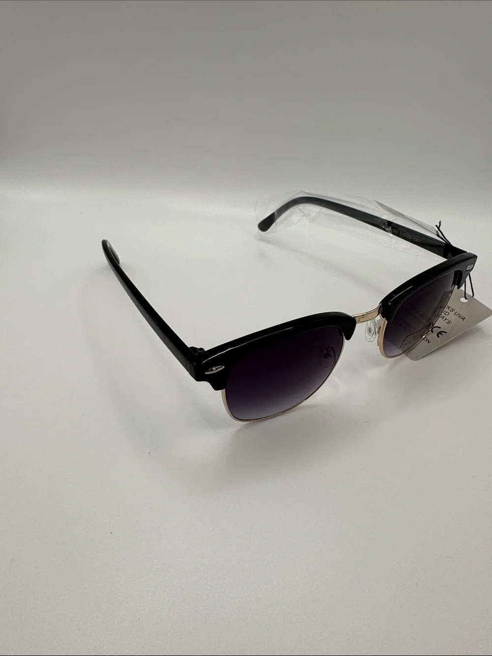 Classic Black and Gold Men's Sunglasses with Gradient Lenses
